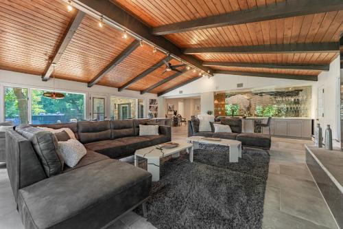 Rockford Casa | Chic Modern Glam -The Rock Royale