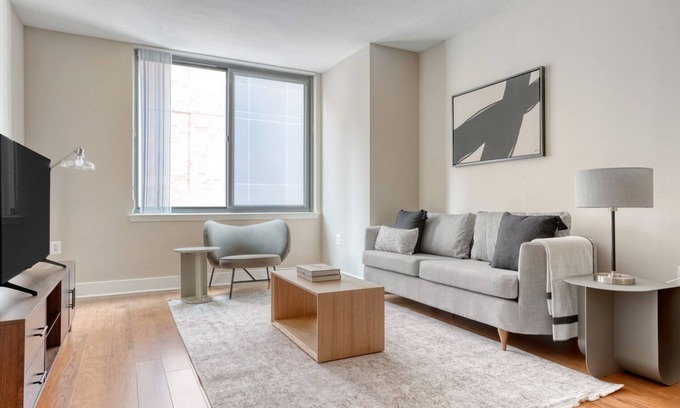 Mount Vernon Triangle Apartamento | Chic Mount Vernon 1BR w/ Gym & W/D, near Capital One Arena, by Blueground