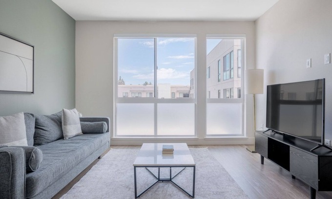 Mountain View Apartamento | Chic Mountain View 1BR w/ Gym, Pool & A/C, nr Shopping, by Blueground