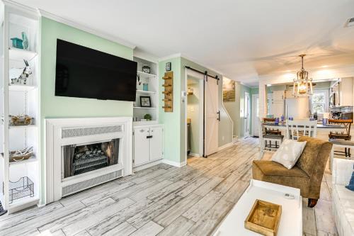 Murrells Inlet Casa | Chic Murrells Inlet Getaway about 2 Mi to Marsh Walk!