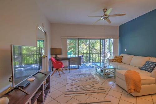Central Naples Casa | Chic Naples Getaway - Tennis Pool Comfort