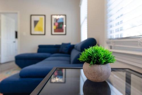 West End Apartamento | Chic Nashville 2BR Stay with Optional Parking Mins to Music Row, Vanderbilt & Broadway