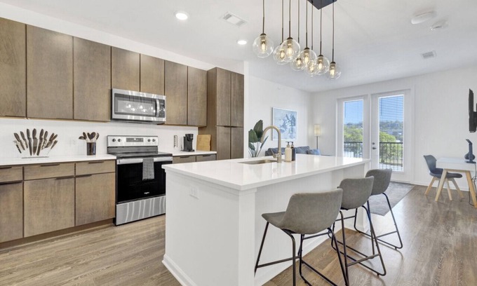Birmingham Apartamento | Chic Oasis w/ Pool, Gym, & Stunning City Views