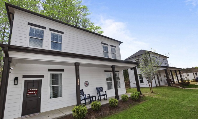 Oxford Cabaña | Chic Oxford Cottage with 3 King Suites - "The Southern Sip"