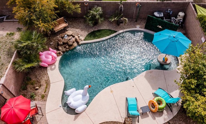 Desert Ridge Casa | Chic Poolside Oasis - Karaoke - BBQ - Games