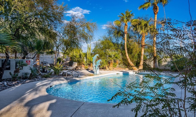 Paradise Villa | Villa privada Las Vegas: Oasis junto a la piscina, WiFi rápido, admite mascotas