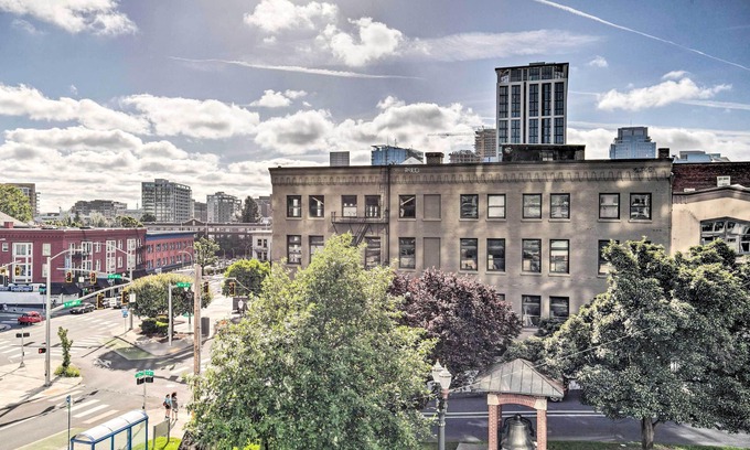 Goose Hollow Apartamento | Chic Portland Studio w/ Stunning City Views!