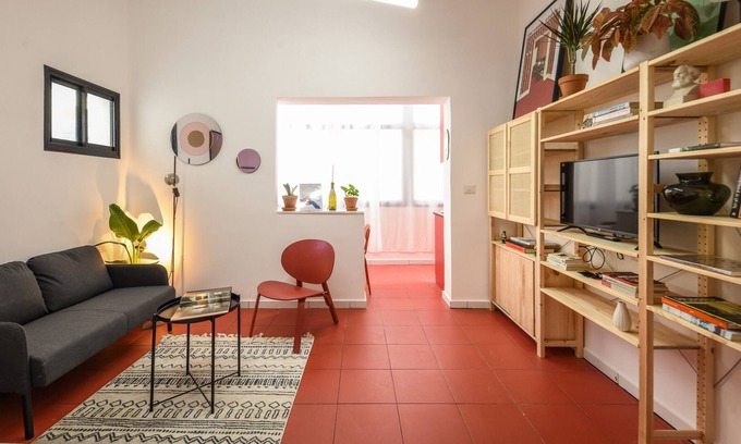 Haifa Apartamento | Chic Red Studio near Talpiot Market