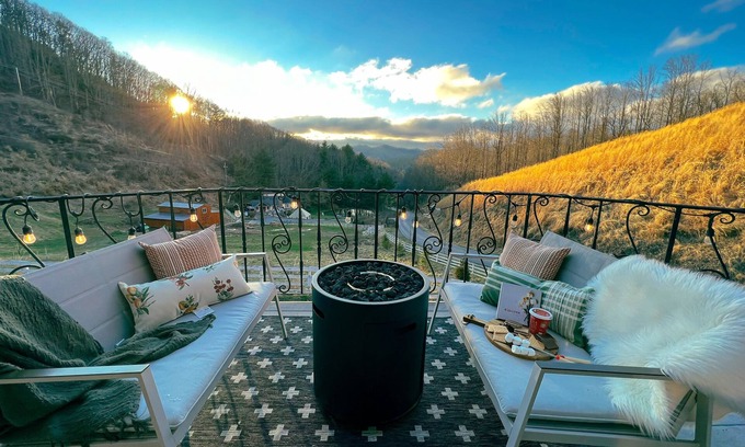 Marshall Casa | Chic Renovated Loft with 3 Suites, Gorgeous Mountain View, Fire Pit & Pizza Oven