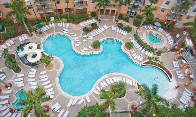 Survey Creek Complejo | Chic resort in fabulous Pompano Beach with fitness room, WiFi @ Palm-Aire