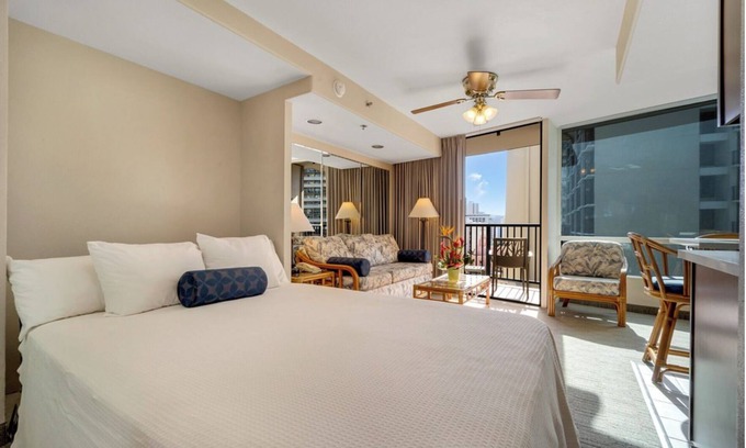 Honolulu Complejo | Chic resort with WiFi, fitness room, roof top pool, jacuzzi in beautiful Waikiki