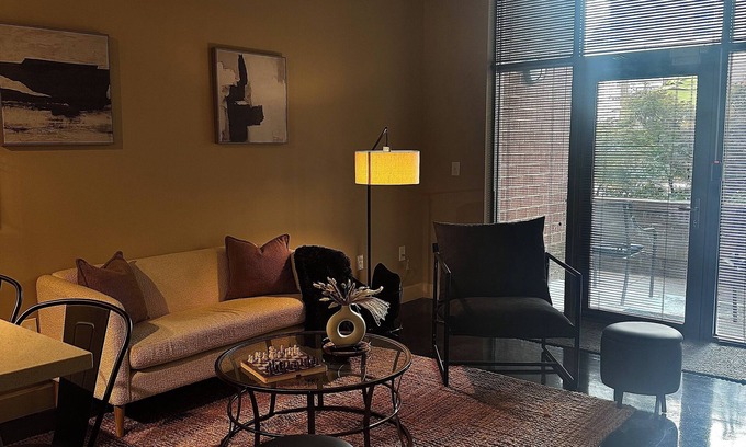 Optimist Park Apartamento | Chic Retreat: Elegance Awaits