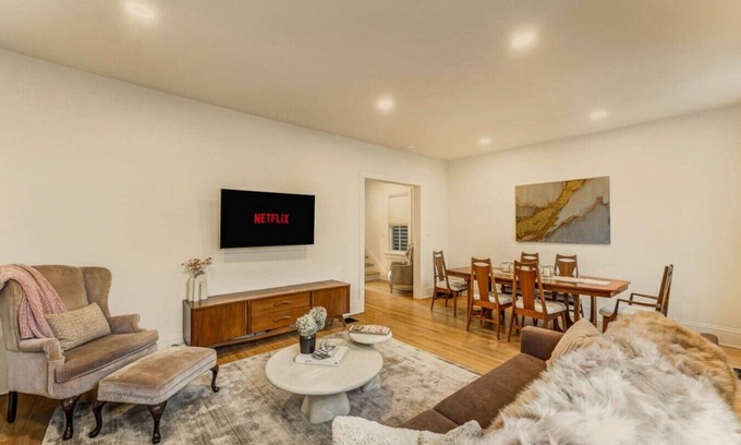 Stroudsburg Apartamento | Chic Retreat in the Heart of Downtown Stroudsburg