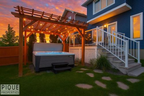 Southwest Edmonton Apartamento | Chic Retreat with Hot Tub - King Bed - Fireplace - WEM