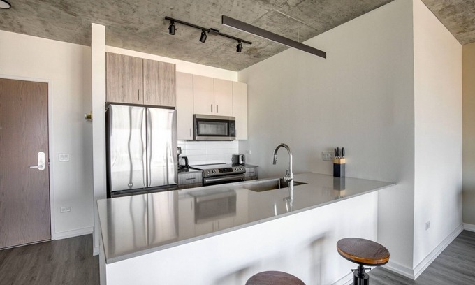 Killgubbin Apartamento | Chic River North 1BR w/ Fitness Center, 1 block to L, by Blueground