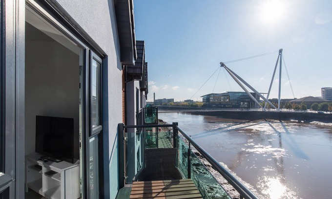 Newport Apartamento | Chic Riverside Apartment with City Views in Central Newport