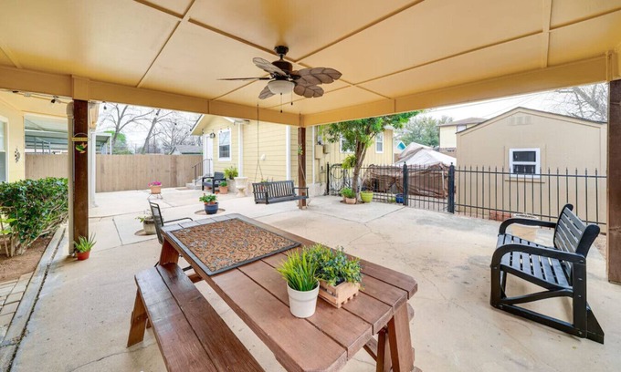 Northwest Los Angeles Heights Cabaña | Chic San Antonio Cottage: 5 Miles to Downtown