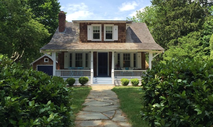 The Heights Casa | Chic Shelter Island casa, piscina y jardines