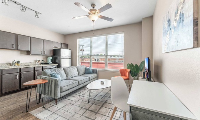 Pleasant Valley Apartamento | Chic SoCo 1BR King Suite w/ GymPickleballLaundry