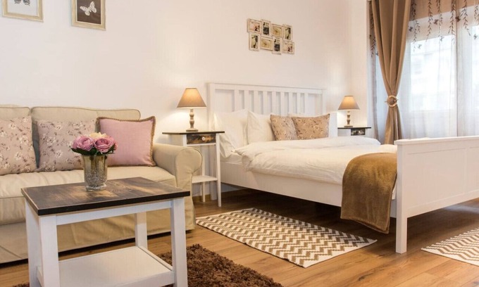 Bucharest Apartamento | ♥ ️ PISO CENTRAL DECO BRILLANTE CON BALCÓN Y NETFLIX GRATIS
