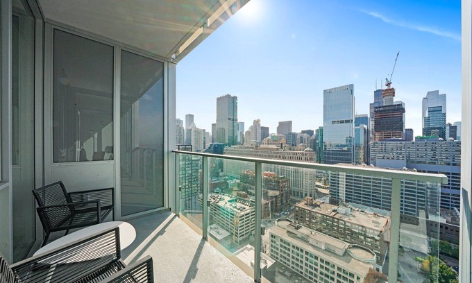 West Town Apartamento | Chic Stay in River North: Luxury Suites, Top Amenities, Near Arts & Nightlife!