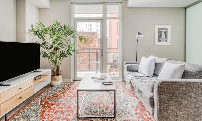 Mount Vernon Triangle Apartamento | Chic Studio in Mt Vernon w/ Balcony, Gym + Pool