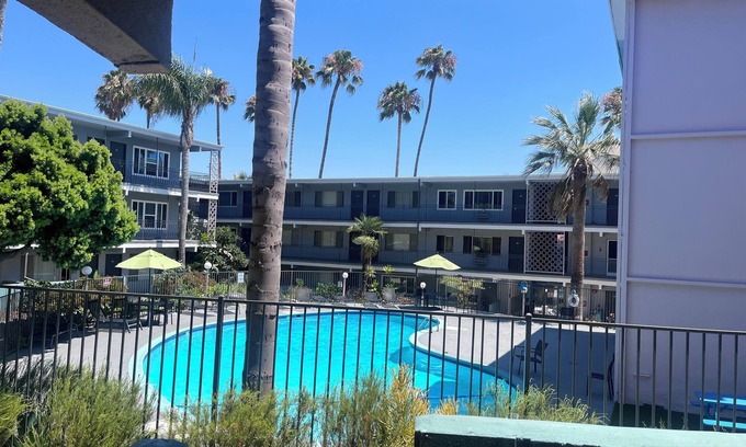 Palms Apartamento | Chic studio with swimming pool, AC and WiFi in fabulous Greater Culver City.