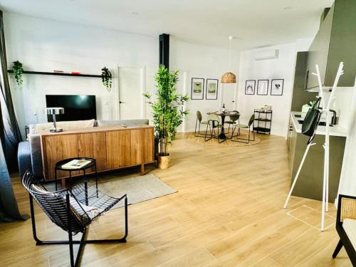 Ciudad Lineal Apartamento | Chic & Stylish Madrid Hideout