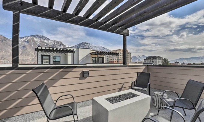 Central Business District Casa | Chic & Sunny Provo Townhome w/ Rooftop Deck!