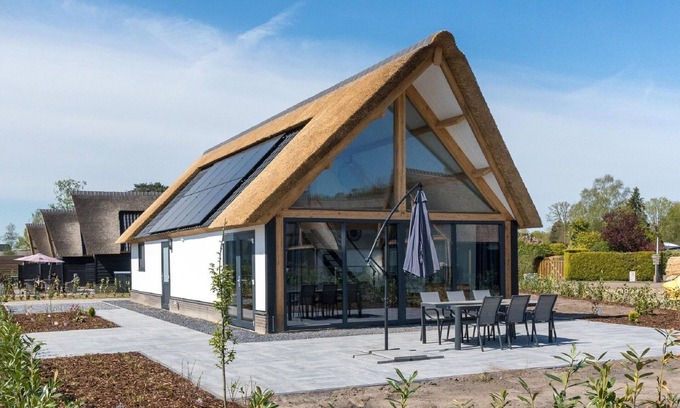 Baarle-Nassau Casa | Estancia elegante con techo de paja