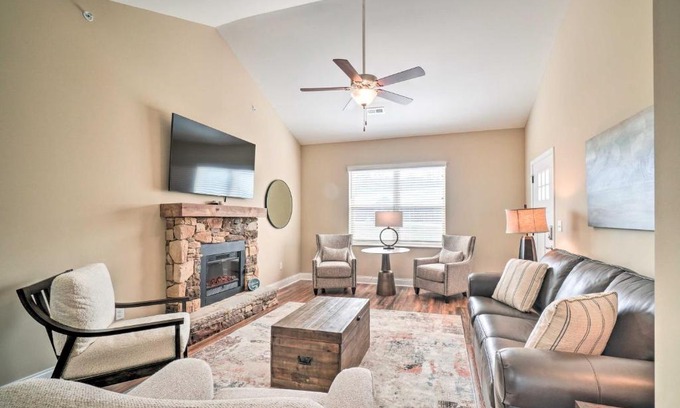 Townsend Apartamento | Chic Townsend Condo with Saltwater Pool!