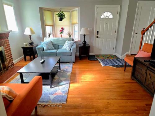 Towson Casa | Chic Towson Townhome Near Baltimore