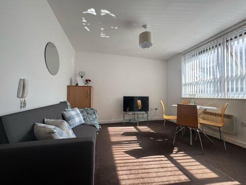 Old Trafford Apartamento | Chic Trafford Apartment, Private Underground Parking, Fast Wi-Fi, Self Check-in Anytime, 5 mins to Old Trafford Stadium