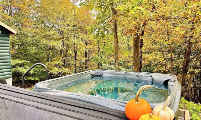 Smallwood Cabina | Chic Treehouse Cabin with Pedal Boat, SUPs, Lake Access, Hot Tub, BBQ & Fire Pit
