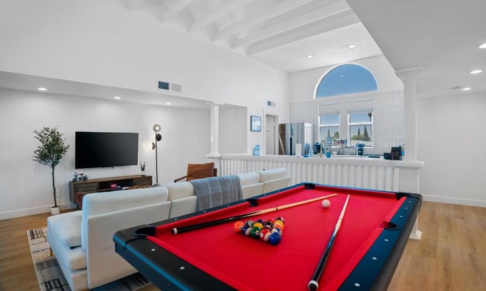 Camelback East Casa | Chic Uptown Phoenix Home - Pool Table & Perfect Location