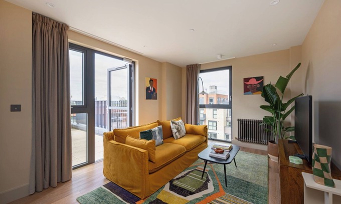 Tottenham Hale Apartamento | Chic Urban Flat with Private Rooftop Access
