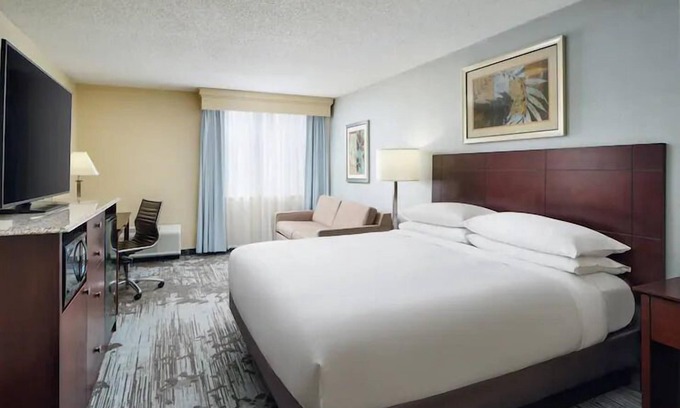 Rocky Mount Casa | Chic Urban Getaway: Close to Battle Park! FREE Parking Onsite, Pool!