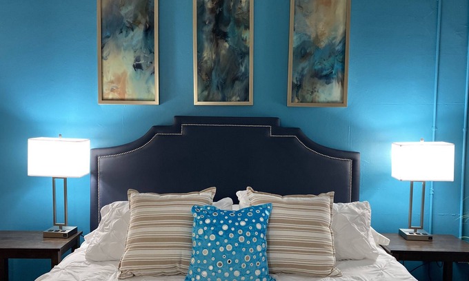 Wholesale District Apartamento | Chic Urban Studio+King Bed+Convention Center