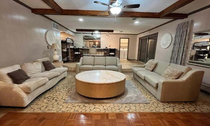 Memphis Casa | Chic Very Large Home Near Downtown Beale Street