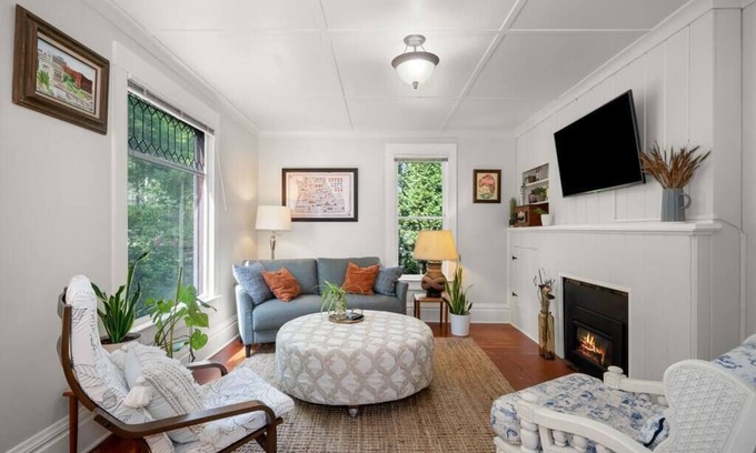West Spokane Casa | Chic Vintage Vibes | Stylish Stay Near It All