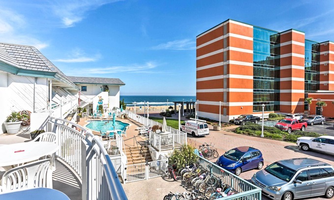 Virginia Beach Apartamento | Chic Virginia Beach Retreat - Pool, Steps to Beach