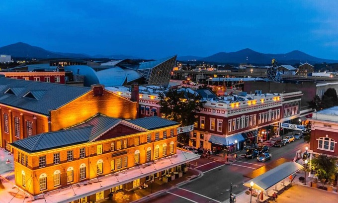 Roanoke Apartamento | Ground Floor 1BR Apartment: King Bed| Rooftop Views| Walkable