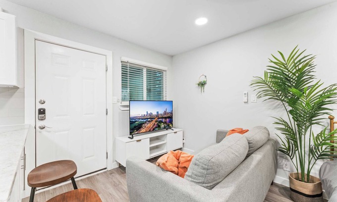 Highland Apartamento | Chic West Downtown studio w/ washer&dryer