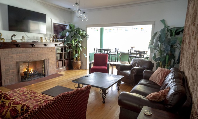 Lake View East Casa | Chicago Bootlegger House Sleeps 11-22 with 3 parking spots