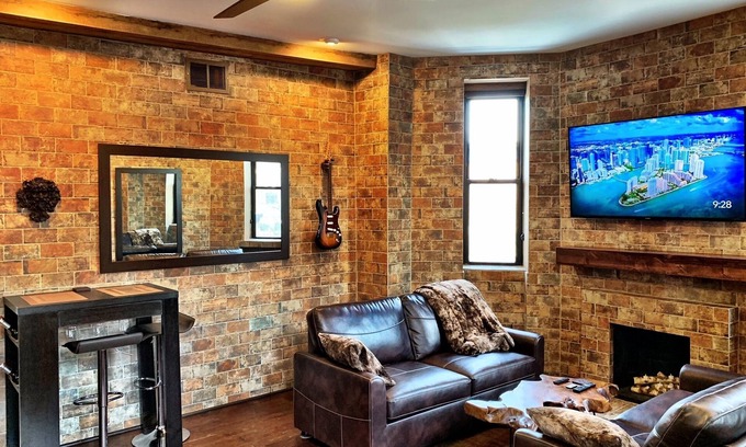 Old Town Triangle Condominio | Chicago’s BEST location… Lincoln Park, Lake Michigan, Wrigley Field, and more!
