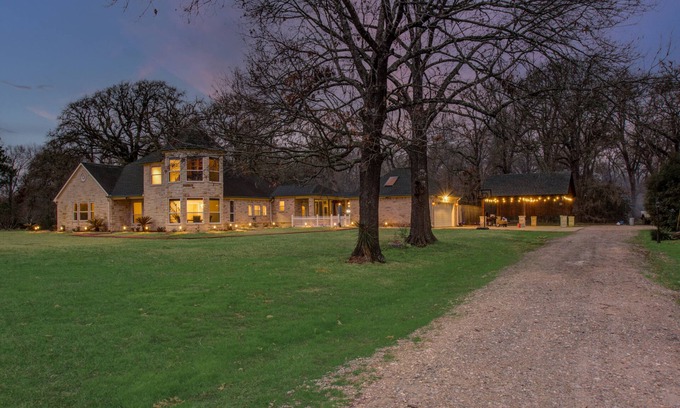 Pointblank Casa | Chick & Modern Getaway Ranch - Lake Livingston View!