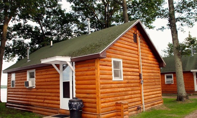 Chief Lake Cabina | Chief Lake Lodge Resort Cabin #4