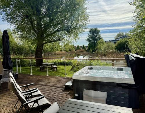 Cirencester Casa | Chiff Chaff - Gorgeous, centrally located detached holiday home with gated deck and direct lake access