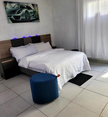 Rustenburg Apartamento | Chikos guest house