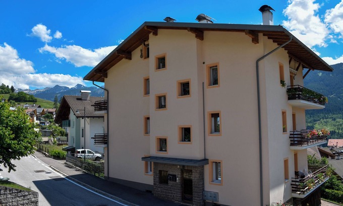 Tesero Apartamento | Apartamento vacacional "Cornon" adecuado para niños con vistas a la montaña, terraza soleada y Wi-Fi